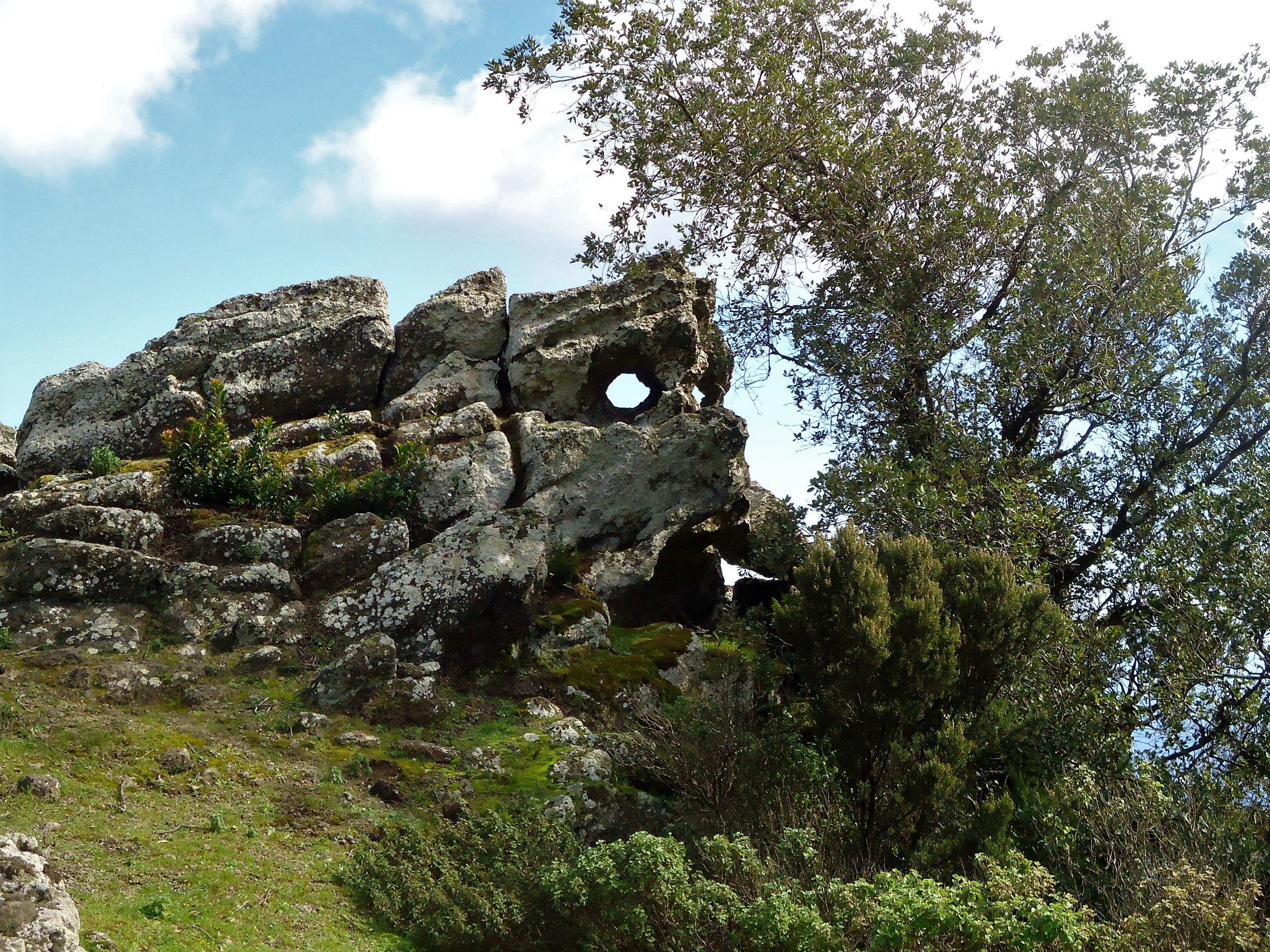 Pantelleria: una roccia particolare che si trova nelle escursioni