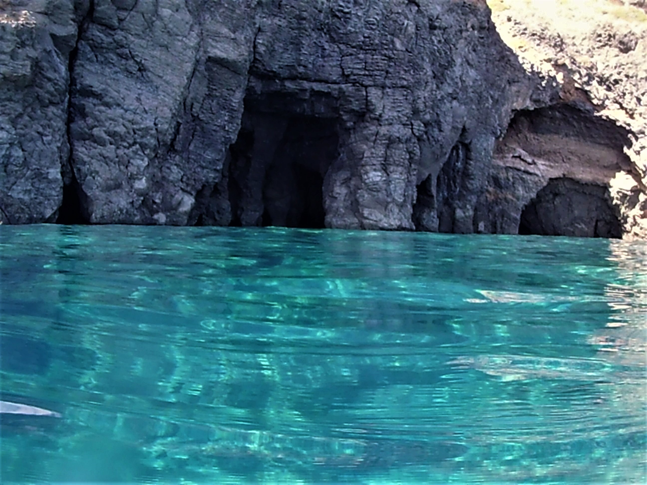 il mare di Pantelleria nel giro in barca che potete fare se venite in vacanza nei nostri dammusi