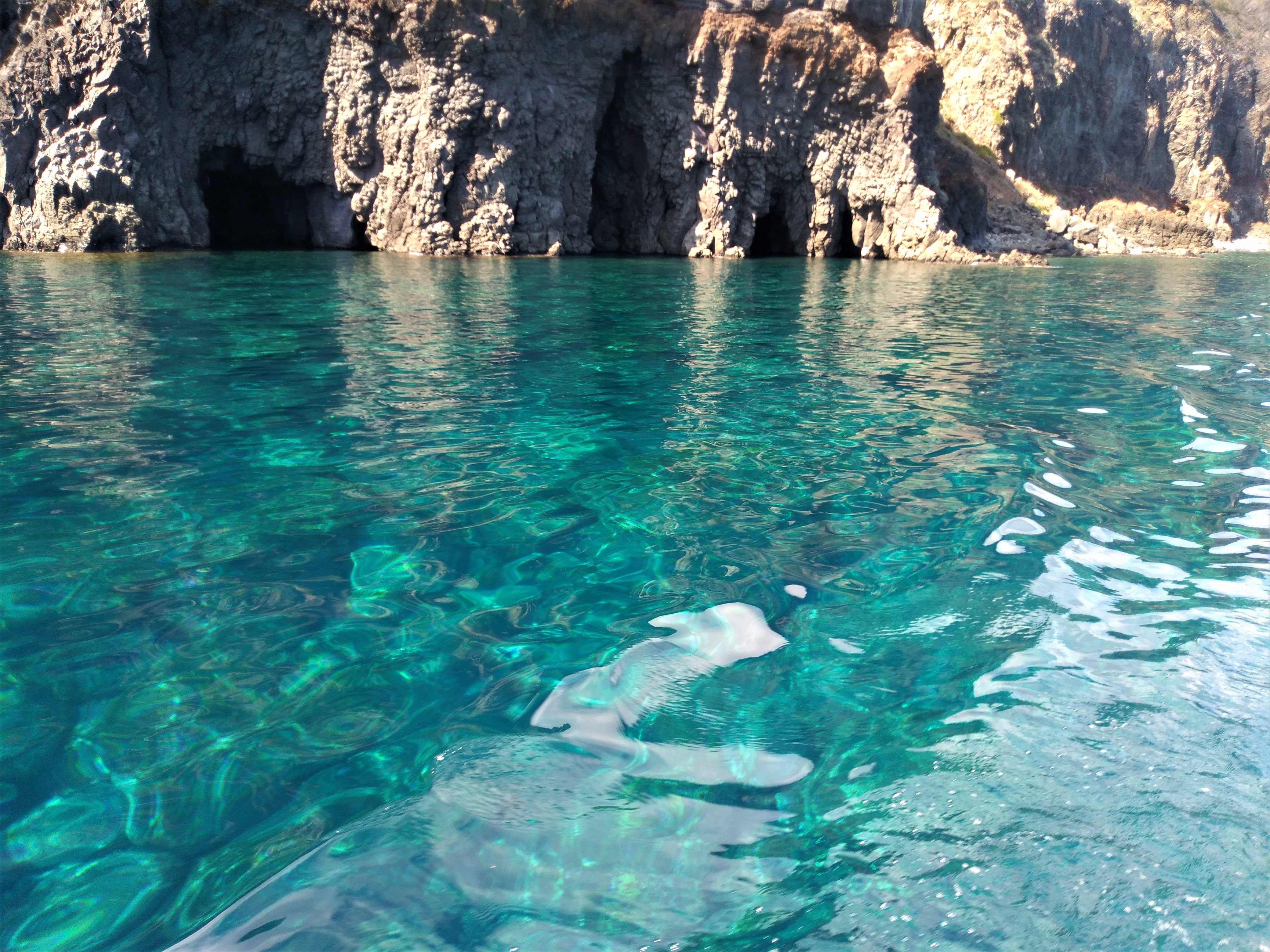 il mare di Pantelleria nel giro in barca che potete fare se venite in vacanza nei nostri dammusi