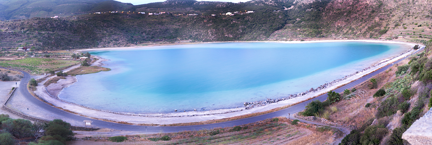 il lago di Venere a Pantelleria visto e fotografato da chi � stato in vacanza nei nostri dammusi